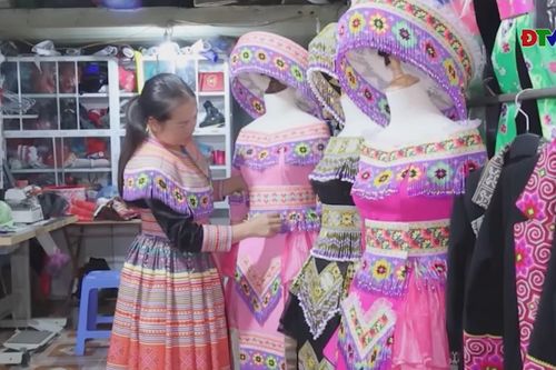 Rực rỡ sắc màu trang phục phụ nữ Mông
