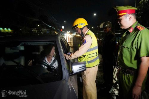 Phối hợp tuần tra đêm để giữ an toàn trên quốc lộ 1