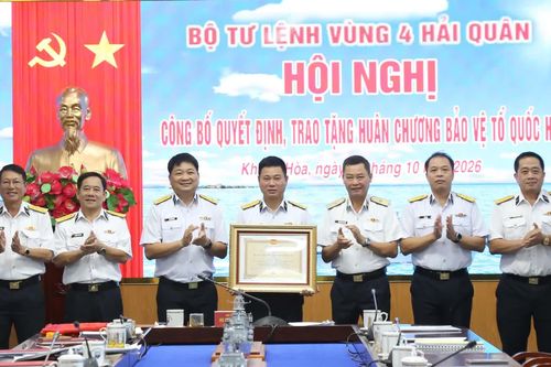 Trao Huân chương Bảo vệ Tổ quốc hạng Ba cho Đại tá Nguyễn Xuân Quân - Phó Tư lệnh, Tham mưu trưởng Vùng 4 Hải quân