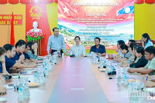 Đoàn cán bộ Lào nghiên cứu thực tế và làm việc với xã Bác Ái Tây về công tác dân tộc, tôn giáo
