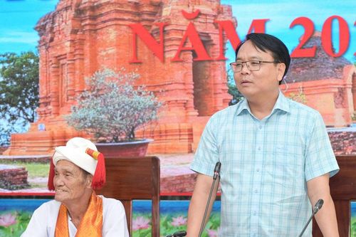 Phó Bí thư Thường trực Tỉnh ủy Lâm Đồng Đặng Hồng Sỹ chúc Tết Katê đồng bào Chăm Bàlamôn