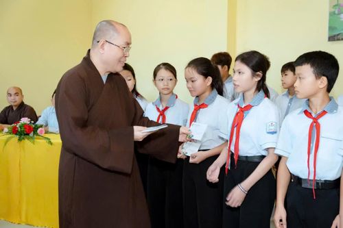 Chùa Hải Quang (TP. Hồ Chí Minh): Trao học bổng Tâm Hòa cho học sinh tỉnh Quảng Trị