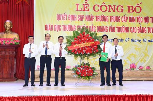 Công bố Quyết định sáp nhập Trường Trung cấp Dân tộc nội trú - Giáo dục thường xuyên Bắc Quang vào Trường Cao đẳng Tuyên Quang
