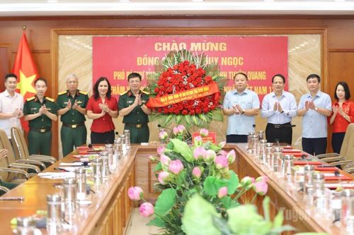 Chủ tịch UBND tỉnh Phan Huy Ngọc thăm, tặng quà nhân Ngày Doanh nhân Việt Nam