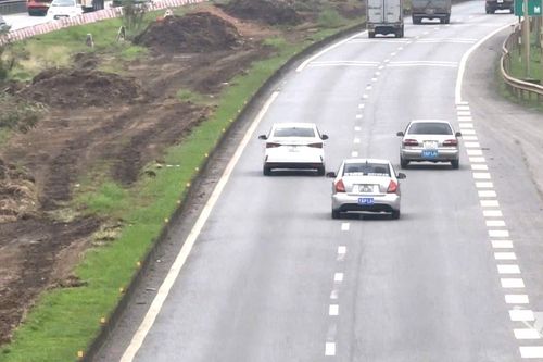 Siết chặt hoạt động xe tập lái trên cao tốc