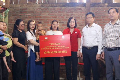 Đồng chí Đinh Quang Tuyên làm việc, tặng quà tại xã Vĩnh Thông