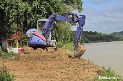 Chủ động gia cố bờ sông Hương trước mưa lớn