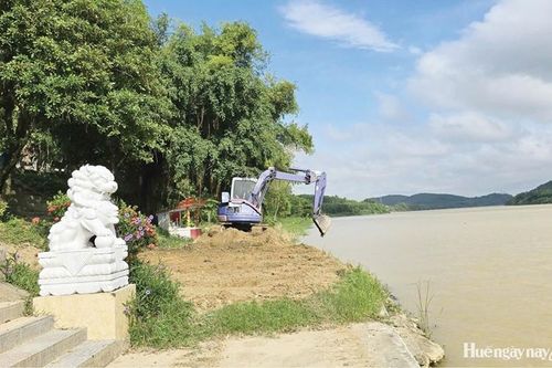 Chủ động gia cố bờ sông Hương trước mưa lớn