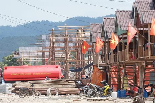 Gia Lai: Điều xe chuyên dụng đưa nước sạch đến người dân vùng tái định cư