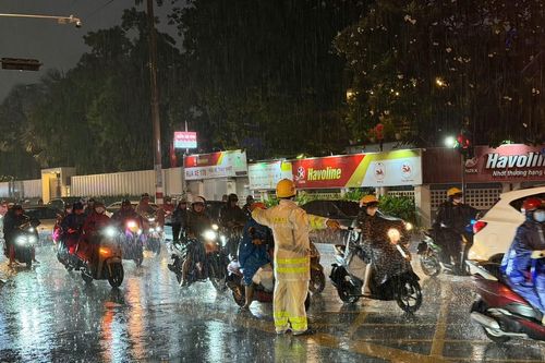 TP.HCM: Mưa lớn giờ tan tầm, nhiều tuyến đường ngập sâu, giao thông ùn ứ