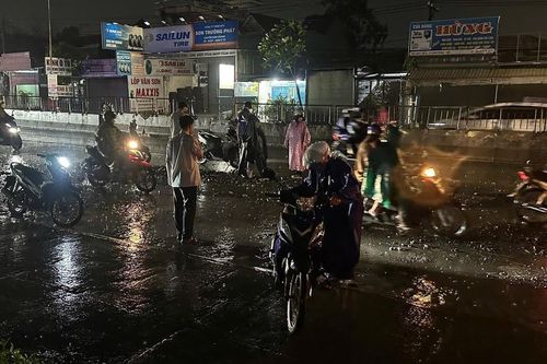 Mưa lớn dồn dập, nhiều tuyến đường ở TP Đồng Nai bị ngập nặng