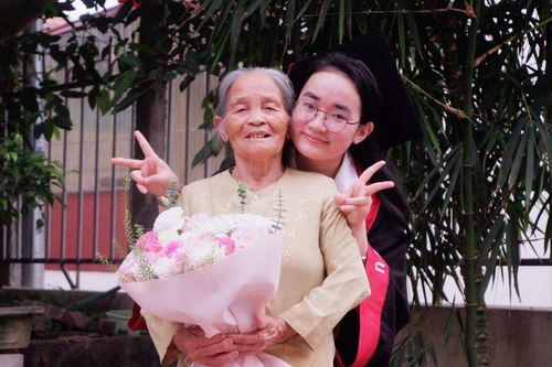 Nữ thủ khoa Ngoại thương luôn coi bản thân như 'chiếc ly rỗng' để nỗ lực, học hỏi và lắng nghe