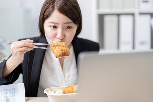 Vì sao dân văn phòng dễ gặp vấn đề về tiêu hóa?