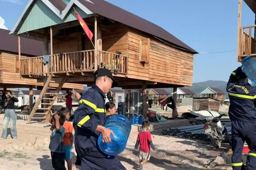 Công an hỗ trợ nước sạch cho hàng trăm người dân khu tái định cư
