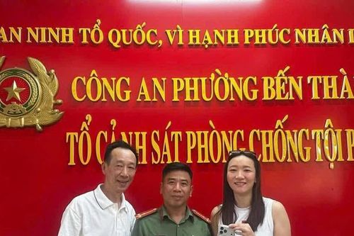 Công an phường hỗ trợ du khách nước ngoài tìm lại tài sản