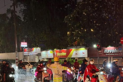 Công an TP Hồ Chí Minh dầm mình trong mưa hỗ trợ người dân