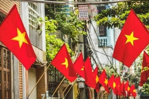 Treo cờ Tổ quốc dịp kỷ niệm 72 năm Ngày Giải phóng Thủ đô