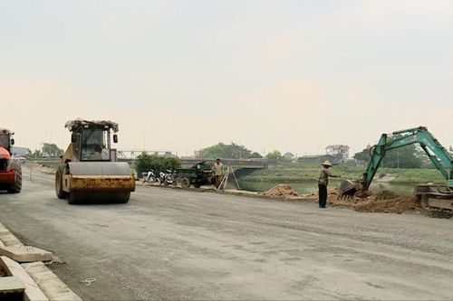 Đường 428A qua Chuyên Mỹ mới đạt trên 30% khối lượng thi công
