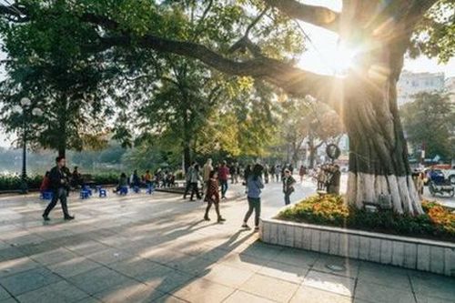 Hà Nội ngày nắng, đêm và sáng sớm trời lạnh