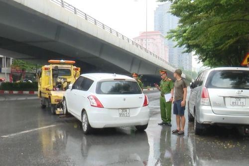 Lập lại trật tự khu vực ngã tư Nguyễn Văn Huyên – Hoàng Quốc Việt