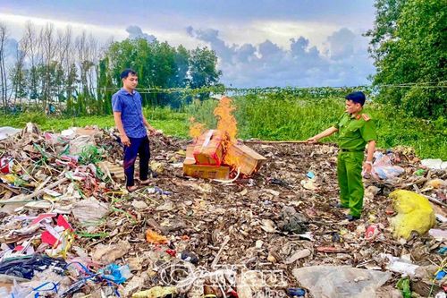 Tiêu huỷ 170 sản phẩm quần, áo giả mạo nhãn hiệu
