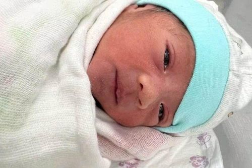 Bé gái sơ sinh bị bỏ trong túi nilon trước thùng rác ở TP.HCM, tình trạng khi phát hiện khiến người dân xót xa