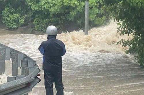 Nước lũ cuồn cuộn như thác ở xã đảo Cù Lao Chàm