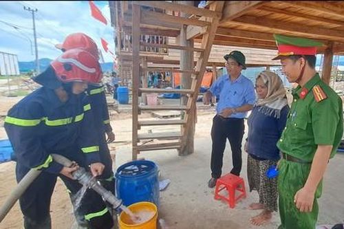 Công an chở nước sạch phục vụ sinh hoạt cho 300 người dân vùng thiên tai tái định cư