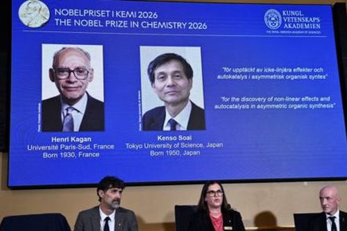 Nobel Hóa học 2026 trao cho hai nhà khoa học giải mã bí ẩn về các phân tử 'ảnh gương'