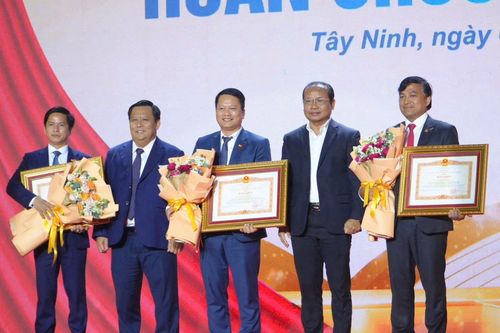 Hội Doanh nhân trẻ Tây Ninh đón nhận Huân chương Lao động hạng Ba