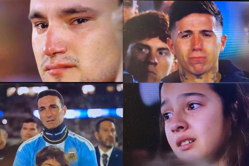 Đối thủ tranh nhau xin chụp ảnh, đồng đội rơi nước mắt chia tay Messi