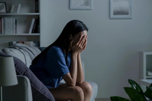 30 tuổi, tôi vẫn bị mẹ kiểm soát làm đâu, chơi với ai, ăn gì