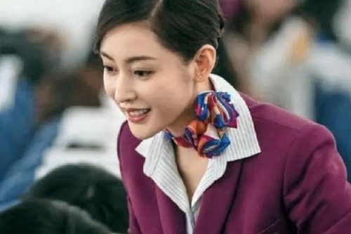 Vì sao tiếp viên hàng không thường đeo khăn lụa?