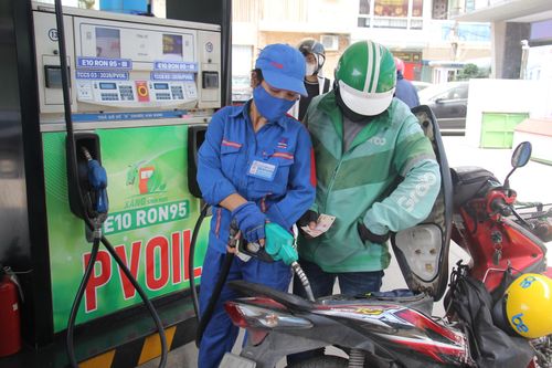 Doanh nghiệp tự quyết giá xăng dầu: Bộ Công Thương giám sát cách nào?