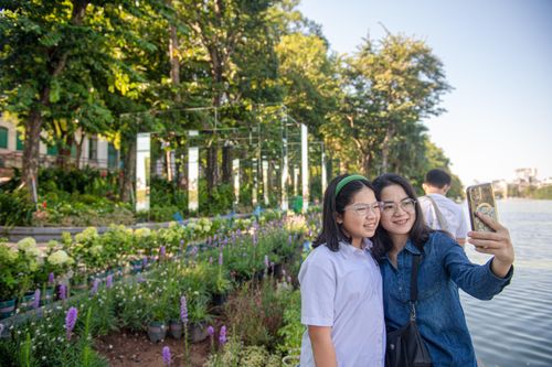 Khung gương lạ mắt bên Hồ Gươm hút người dân đến check-in trước giờ mở cửa
