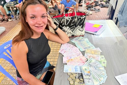 Công an tìm lại chiếc ví có hơn 40 triệu đồng cho du khách Nga