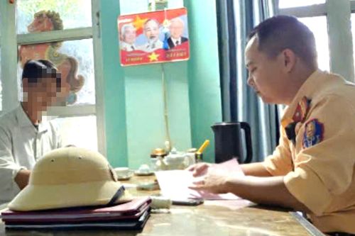 Xử phạt, trừ điểm bằng lái tài xế xe tải sử dụng điện thoại khi lái xe