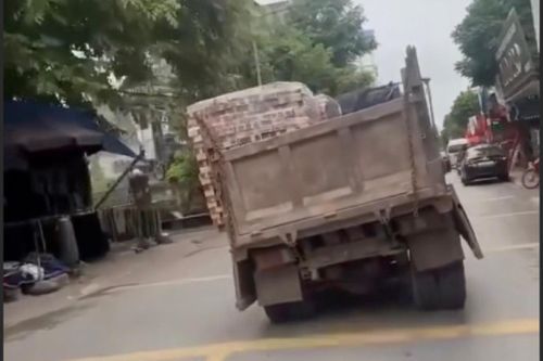 Xe tải không biển số phía sau, chở hàng lệch một bên ở Hưng Yên