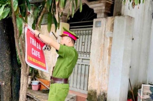 Phường Việt Hưng ra quân xử lý quảng cáo, rao vặt sai quy định