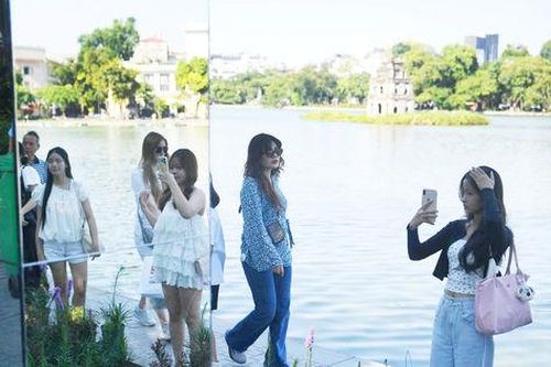 Người dân háo hức check-in với 'khung gương' độc đáo bên hồ Hoàn Kiếm