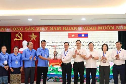 Đoàn học viên cán bộ chủ chốt Liên hiệp Công đoàn Thủ đô Viêng Chăn thăm làng nghề Thường Tín