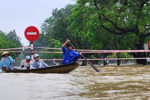 Bật mí nguyên nhân khiến miền Trung vẫn mưa như trút nước