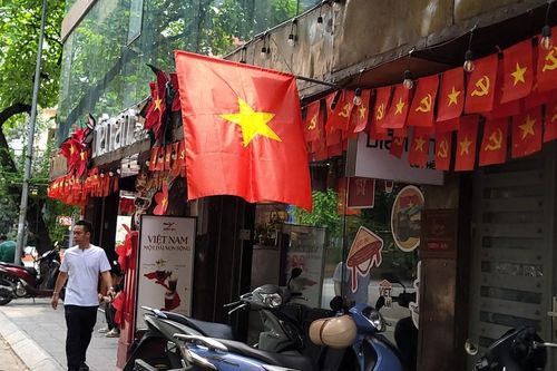 Hà Nội: Treo cờ Tổ quốc dịp kỷ niệm 72 năm Ngày Giải phóng Thủ đô