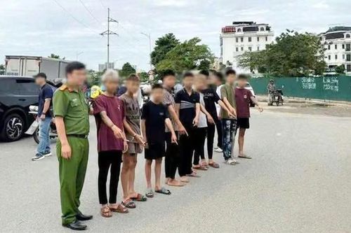Hà Nội: Khởi tố nhóm thanh thiếu niên che biển số, ném vỏ chai bia vào người đi đường