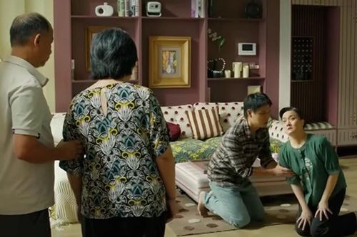 Vân Dung nhận cú sốc, quỳ gối xin lỗi trong 'Mùa hè năm ấy' khiến khán giả bật khóc