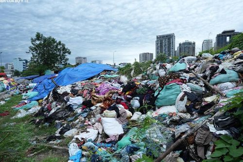 Hàng trăm tấn quần áo bỏ hoang chất đống tại khu vực nội thành Hà Nội