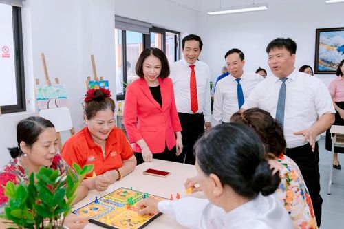 Hà Nội chuyển áp lực già hóa dân số thành động lực phát triển 'kinh tế bạc'