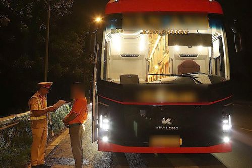 Nhà xe ngang nhiên đón khách sai quy định gần Bến xe Nước Ngầm