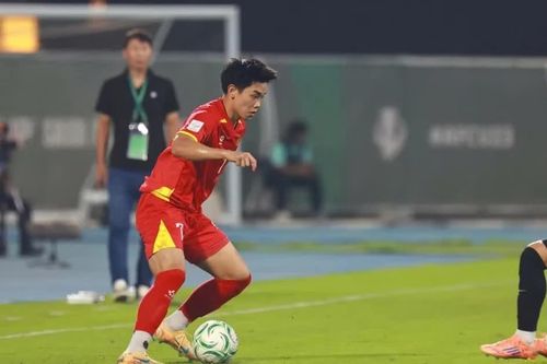 Vì sao Đình Bắc vẫn còn 2 trận treo giò dù đã không đá trận gặp ĐT Malaysia?