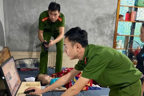 Công an xã đến bên giường bệnh làm căn cước cho người yếu thế
